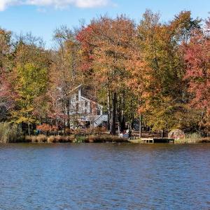 Cozy Lakefront Poconos Cabin Hot Tub Kayaks