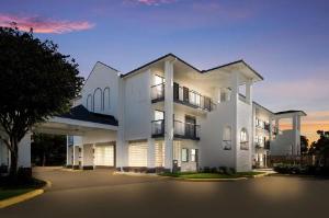 Super 8 by Wyndham Spring, Spring
