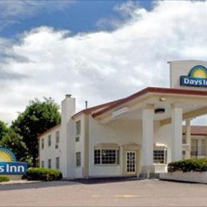 Hotels near Stargazers Theater - Knights Inn Colorado Springs Central