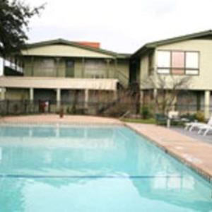 Econo Lodge Inn & Suites