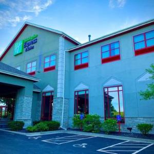 Holiday Inn Express & Suites - Olathe North