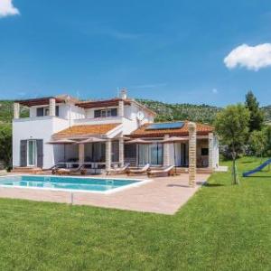 Three-Bedroom Holiday Home in Dubrava