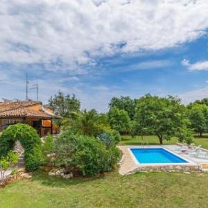 Three-Bedroom Holiday Home in Valtura