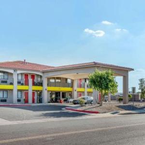 Econo Lodge West - Coors Blvd