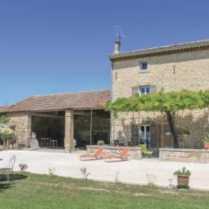 Three-Bedroom Holiday Home in Pernes les Fontaines