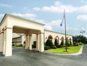 Days Inn & Suites by Wyndham Columbia Airport, West Columbia