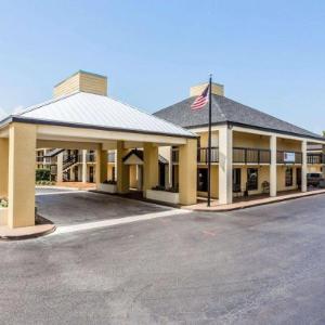 Hotels near College of Charleston Baseball Stadium at Patriots Point - Clarion Inn Mount Pleasant