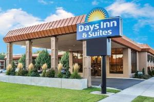 Days Inn & Suites by Wyndham Logan, Logan