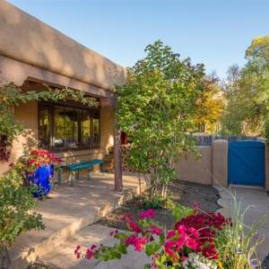 Casa Contenta - Charming East Side Family Home with Hot Tub Walk to Canyon Rd