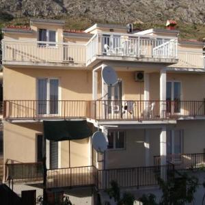 Apartments with a parking space Stanici Omis - 12158