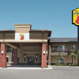 Super 8 by Wyndham Karnes City