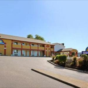 Hotels near Jakes Bloomington - Days Inn by Wyndham Bloomington