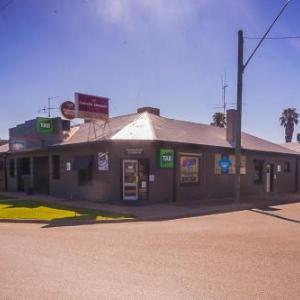 Hotels near J.C. Lowe Oval - Lake Mulwala Hotel