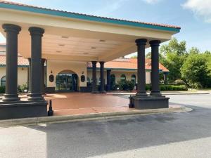 Days Inn & Suites by Wyndham Savannah Gateway/I-95 And 204, Savannah