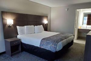 Days Inn & Suites by Wyndham Charleston Airport West, North Charleston
