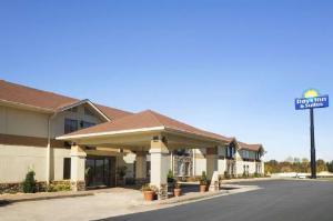 Days Inn & Suites by Wyndham Commerce, Commerce