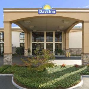 Hotels near Druid City Music Hall - Days Inn & Suites by Wyndham Tuscaloosa - Univ. of Alabama