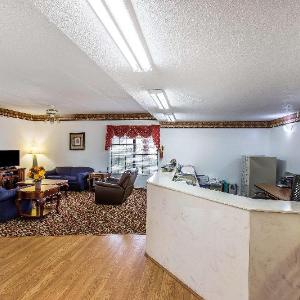 Econo Lodge Inn & Suites