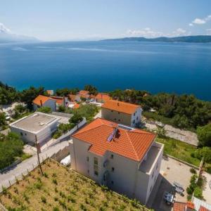 Apartments with a parking space Marusici Omis - 10330