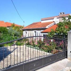 Apartments by the sea Splitska Brac - 11300