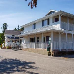 Hotels near Door Community Auditorium - Julie's Park Cafe & Motel