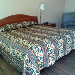 Hotels near Oak Canyon Park - Desert Inn Motel