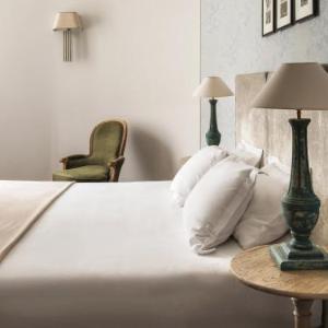 Hotels near L'Olympia Paris - Newhotel Roblin