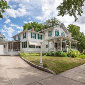 Carriage House Bed & Breakfast