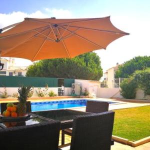 Heated Pool 6 Bedroom Private Villa in Center of Olhos de Água