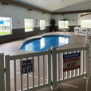 Hotels near Codfish Hollow Barnstormers - Centerstone Inn & Suites