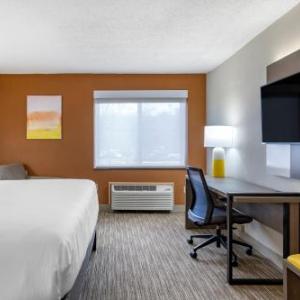 Hotels near Auditorium at Bergen County Academies - Holiday Inn Express Paramus