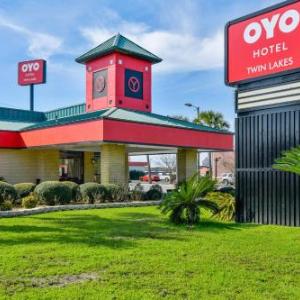 Hotels near CrossPointe Church Valdosta - OYO Hotel Twin Lake- Lake Park Valdosta area