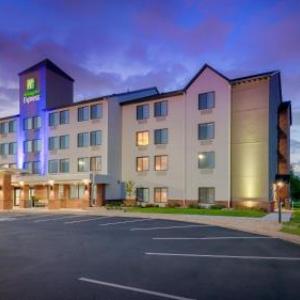 Holiday Inn Express Hotel And Suites Coon Rapids