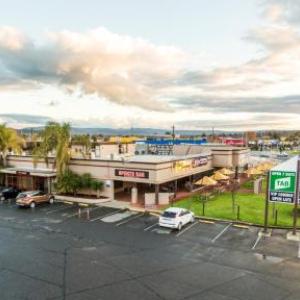 Hotels near Lavington Sportsground - Boomerang Hotel