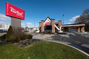 Red Roof Inn and Suites Newark - University, Newark