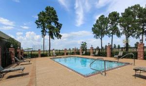 Whispering Woods Hotel & Conference Center, Olive Branch
