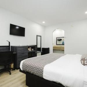 Hotels near First Baptist Church Pasadena - Sapphire Inn & Suites