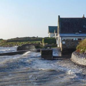 Hotels near Ffos Las Racecourse - YHA Port Eynon