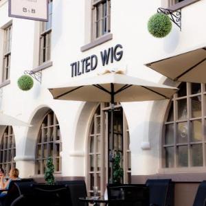Hotels near Warwick Castle - Tilted Wig