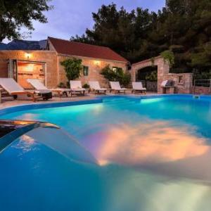 Luxury Villa Zlatni Rat with Pool Near Zlatni Rat Beach Bol