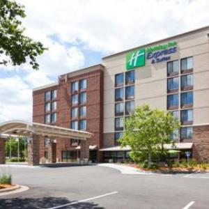 Holiday Inn Express & Suites Bloomington West