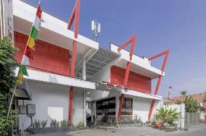 RedDoorz near Kejaksan Station Cirebon, Cirebon