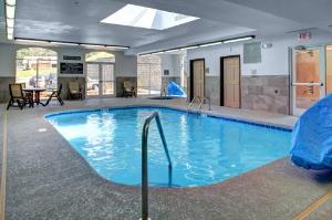 Country Inn & Suites by Radisson, Asheville Downtown Tunnel Road, NC, Asheville
