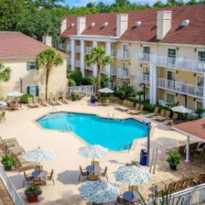 Alligator Grille Seafood Restaurant and Sushi Bar Hotels - Palmera Inn and Suites