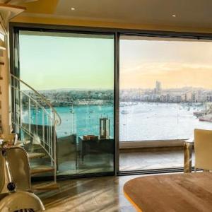 Unique Seafront Triplex Penthouse with Panoramic Bedroom & Rooftop Jacuzzi overlooking Valletta