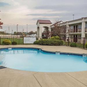 Days Inn by Wyndham Austintown