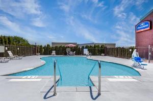 Howard Johnson by Wyndham Evansville East, Evansville