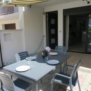 Sol-y-Days California Superbe appartement rénové en RDC avec Parking belle terrasse ombragée à 200m de la plage