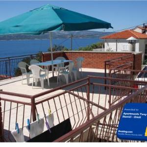Seaview Family Apartment with Grand Terrace