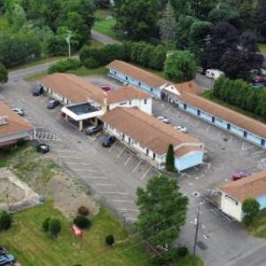 Hotels near En Joie Golf Club - Parkway Inn